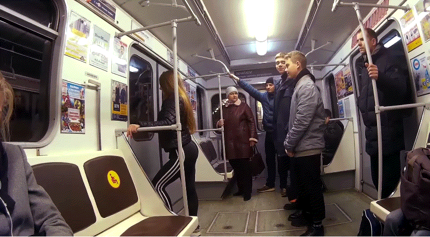 지하철에서 뒷태가 섹시한 여성이 앞에 서있다면?? | 인스티즈