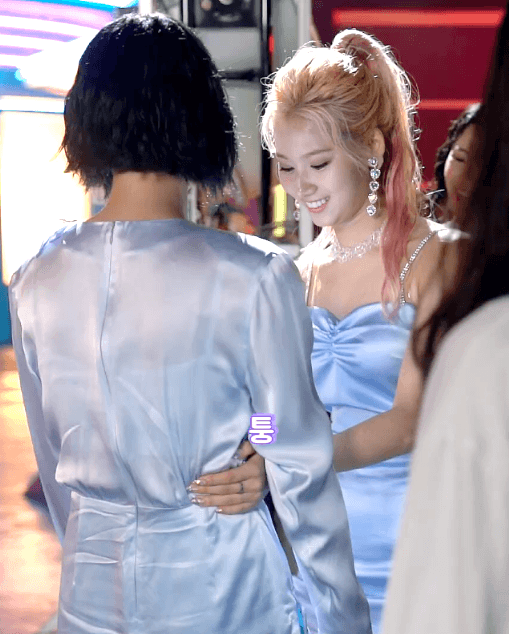 복근 단련 제대로 하는지 검사하는 트와이스 멤버들 | 인스티즈