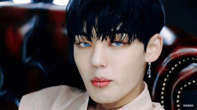 new! 팬이 떨어트린 휴대폰 주워주는 아이돌 | 인스티즈