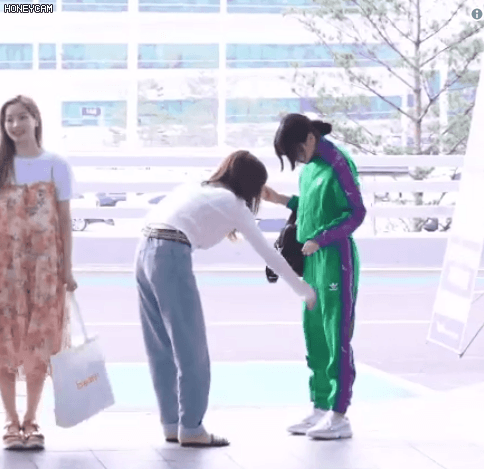 트와이스 모모 브이앱 하는데 댓글로 계속 세수 브이앱 요구하는 극성팬 | 인스티즈