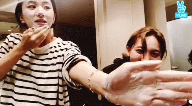 트와이스 모모 브이앱 하는데 댓글로 계속 세수 브이앱 요구하는 극성팬 | 인스티즈