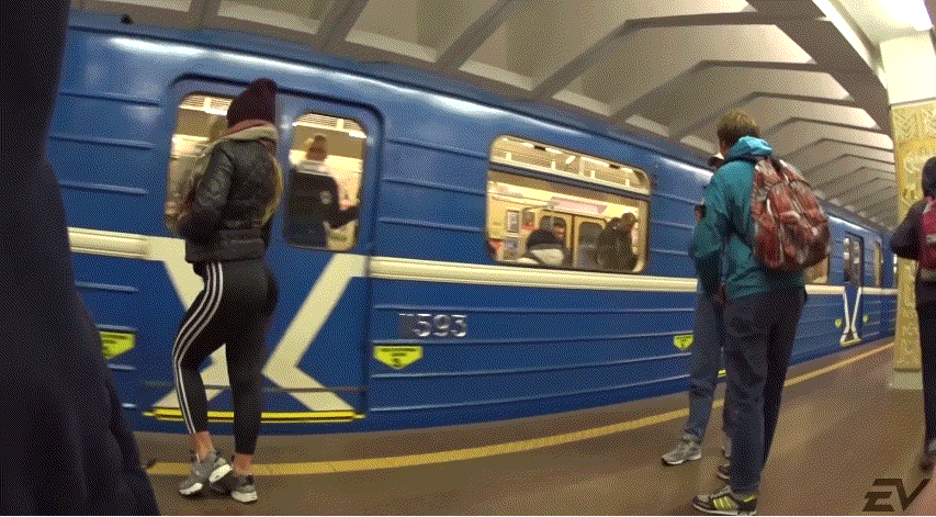 지하철에서 뒷태가 섹시한 여성이 앞에 서있다면?? | 인스티즈