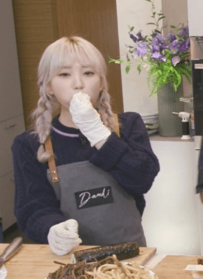 [아이즈원] 김밥이 너무 커서 한입에 못먹는 나코 | 인스티즈