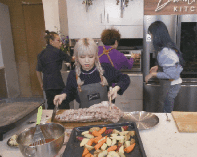 고기와 사투를 벌이는 아이즈원 나코 | 인스티즈