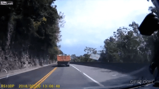 낙석구간에서 조심해야하는 이유.gif | 인스티즈