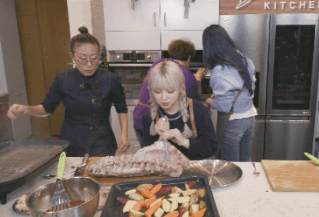 고기와 사투를 벌이는 아이즈원 나코 | 인스티즈