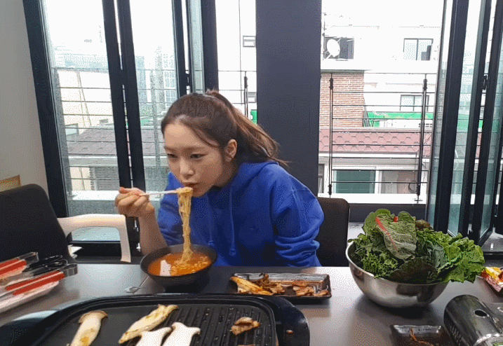 오마이걸 지호 삼겹살 먹방 | 인스티즈