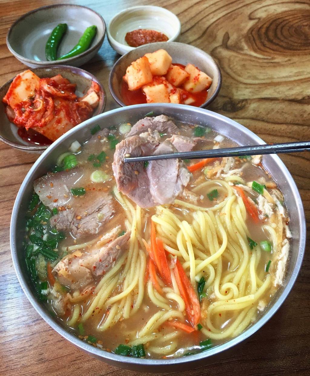 제주도의 한 유명 고기국수집 | 인스티즈