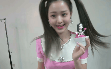 양 갈래 머리하고 잔망떠는 아이즈원 장원영 | 인스티즈