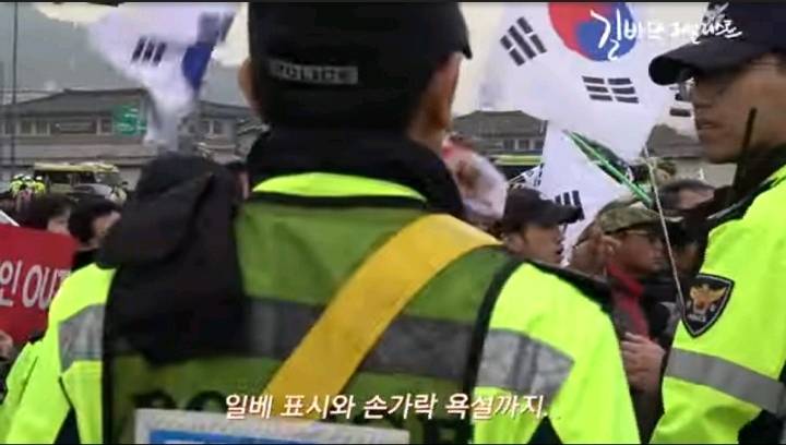 세월호 유족들에게 몰려가 욕하는 태극기 부대들 | 인스티즈