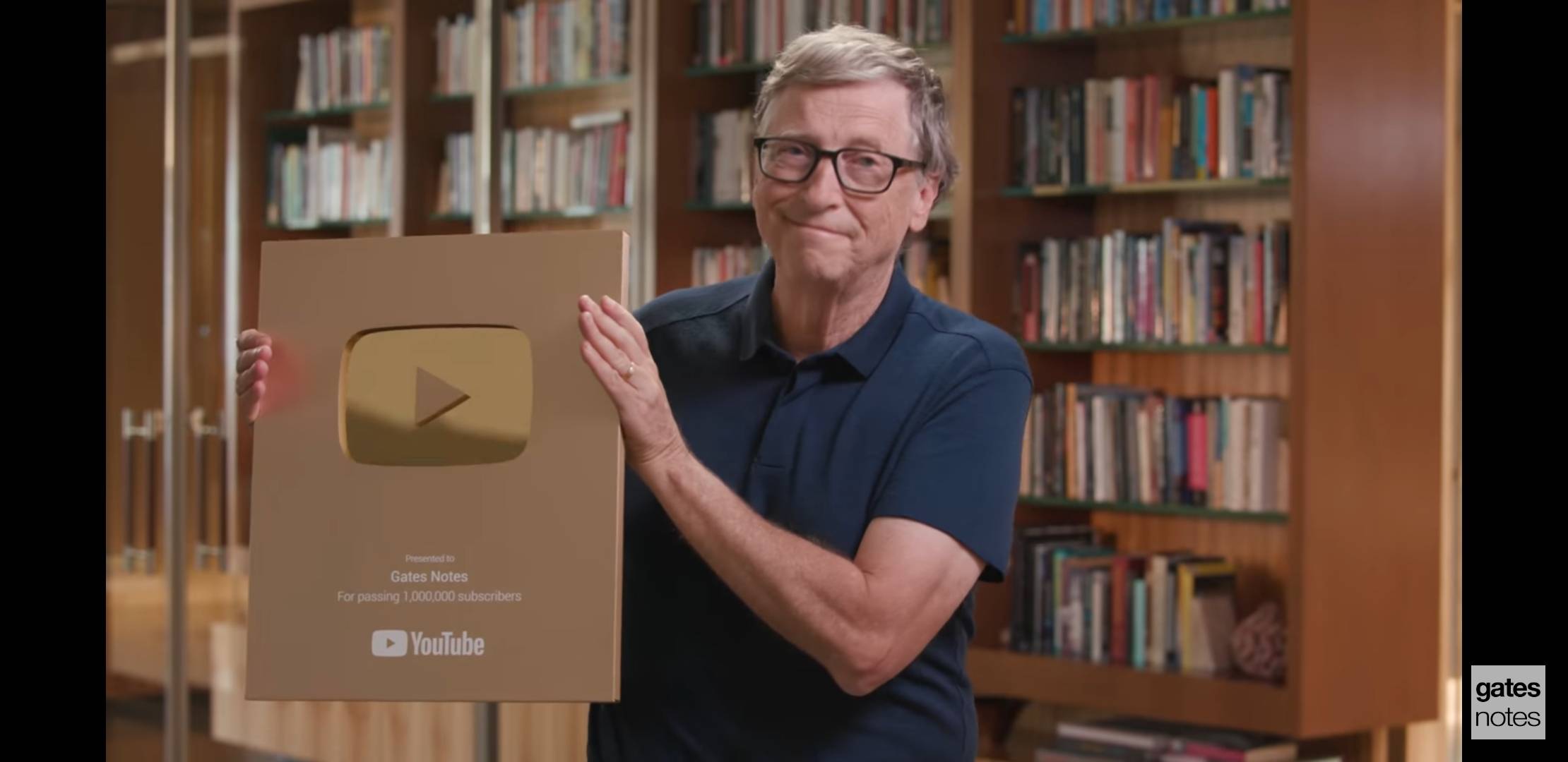 왠지 안 어울려서 뻘하게 터지는 한 유튜버의 골든버튼 언박싱 | 인스티즈