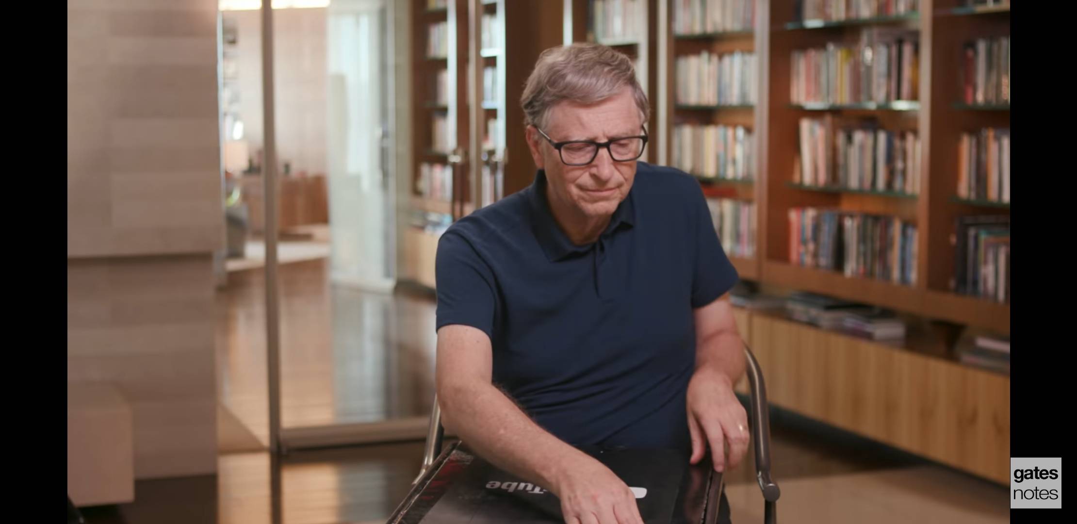 왠지 안 어울려서 뻘하게 터지는 한 유튜버의 골든버튼 언박싱 | 인스티즈