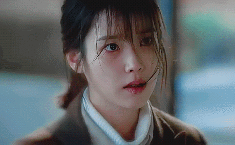 화가 잔뜩 난 아이유.gif | 인스티즈