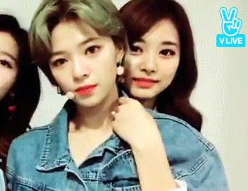 정연이 쇄골 만지는 쯔위.gif | 인스티즈