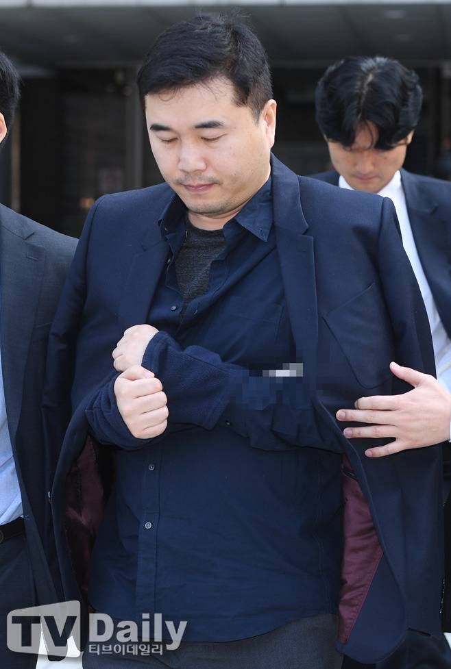 영장실질검사 마친 CJ 국장과 함께 사진에 찍힌 스타쉽 엔터 부사장 김강효 | 인스티즈