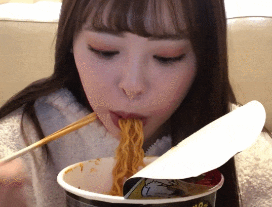 불닭볶음면 먹는 오구라 유나.gif | 인스티즈