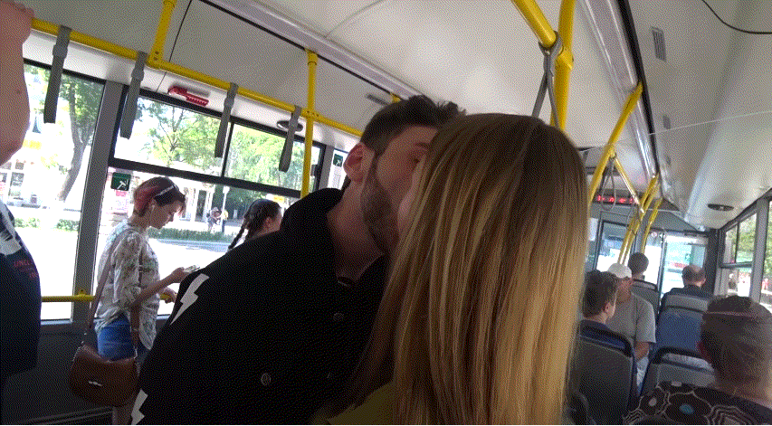 러시아에서 처음 만난 누나들과 키스하는 유튜버 | 인스티즈