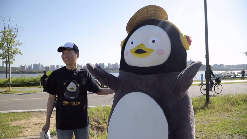 펭귄이 한강에서 일하다가 최애 연예인을 만났을 때.jpgif | 인스티즈