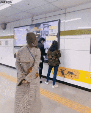 지하철 전광판에 포스트잇 붙이는데 그 연예인이 뒤에서 보고 있음.jpg | 인스티즈