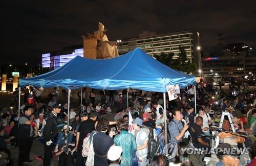 우리공화당이 광화문광장에 친 천막 (서울=연합뉴스) 임화섭 기자 = 우리공화당(구 대한애국당)이 2019년 7월 20일 오후 서울 종로구 광화문광장 세종대왕 동상 옆에 설치한 천막. 2019.7.20. [연합뉴스 자료사진]