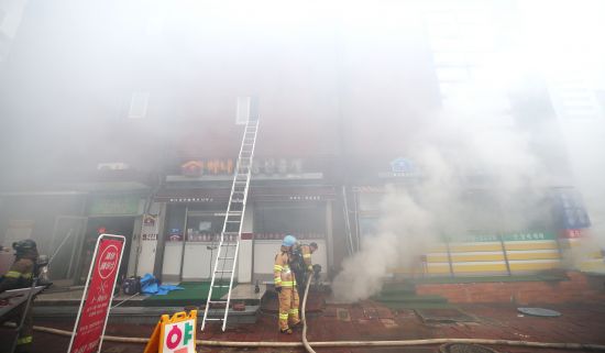 [속보] 서울 강남역 인근 상가 화재..2시간여만에 진압 '12명 부상' | 인스티즈