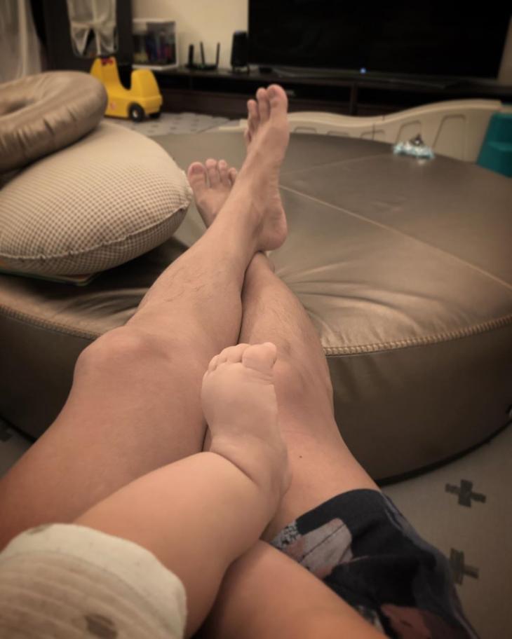 '한가인 ♥' 연정훈, 둘째 아기와 함께 귀여운 부자 케미…'다리만 봐도 귀여워' | 인스티즈