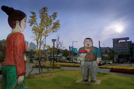 제가 흉해요?…'조폭' 연상 논란 휩싸인 춘천시 공공조형물 | 인스티즈