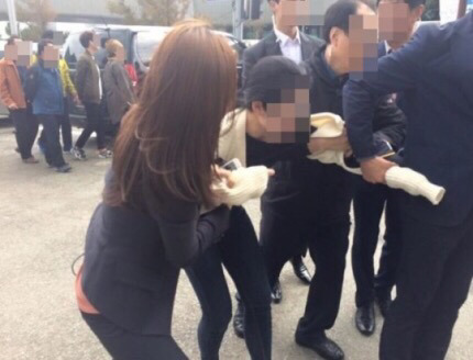 부산서 박근혜 대통령 기습시위 대학생 2명 붙잡혀 | 인스티즈