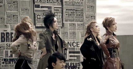 퀸덤에서 커버한다는 2011년에 발매된 바로 그 곡.gif | 인스티즈