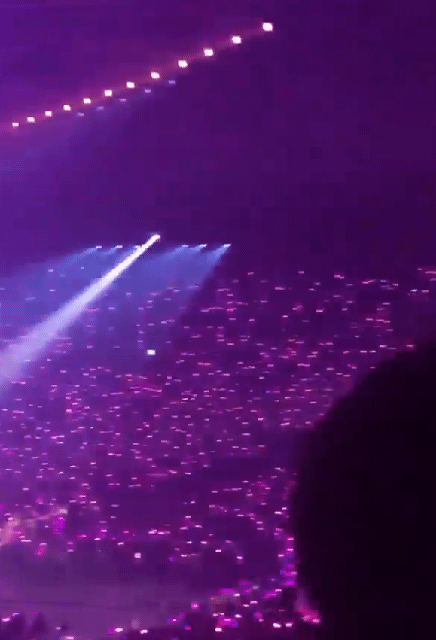 아이유 콘서트 분위기.gif | 인스티즈