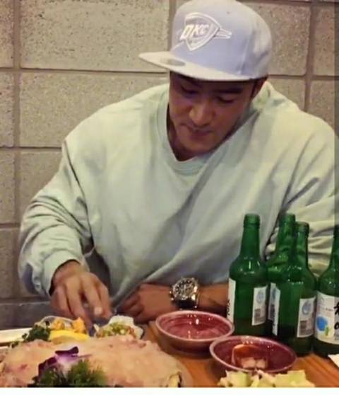 ??? : 운동 많이했는데 알코올 마시는 사람은 근육이 촛농처럼 녹는거야.jpgif | 인스티즈