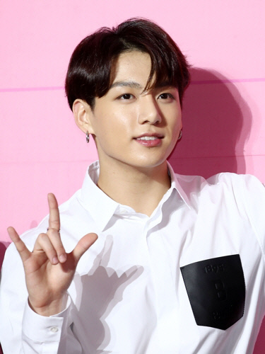 '방탄소년단 정국 열애설' 불 지핀 사진 유출한 거제 노래방 관계자 검찰 송치 | 인스티즈