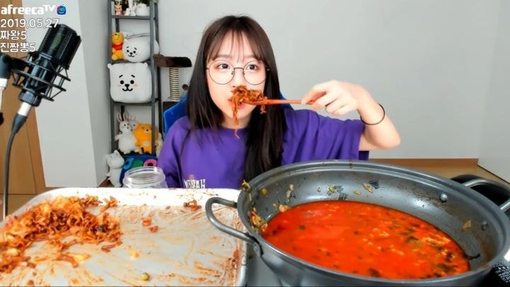 라면 한번에 18개먹는 쯔양.jpg | 인스티즈