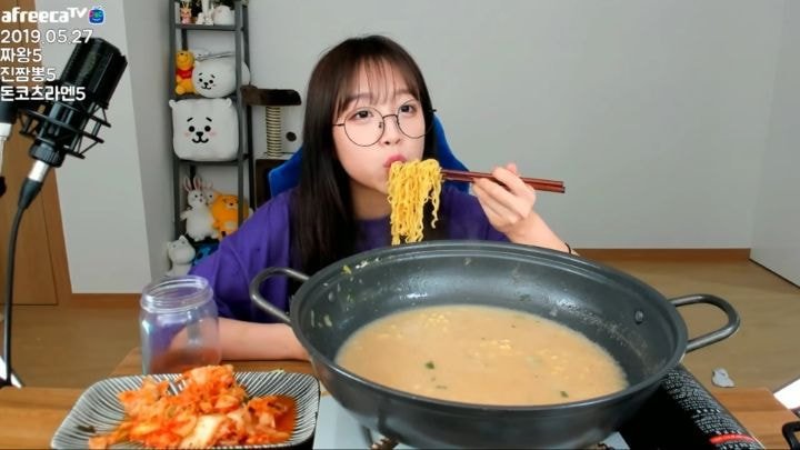 라면 한번에 18개먹는 쯔양.jpg | 인스티즈