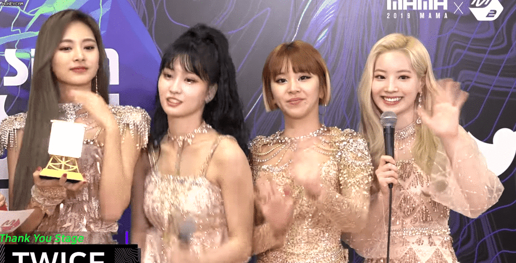 트와이스) 자신도 모르게 다현이 공격한 모모ㅋㅋㅋㅋㅋ.gif | 인스티즈