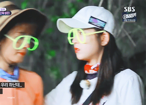 우린 하나라고 안 떨어지는 에이핑크 초롱이한테 안기는 보미.gif | 인스티즈