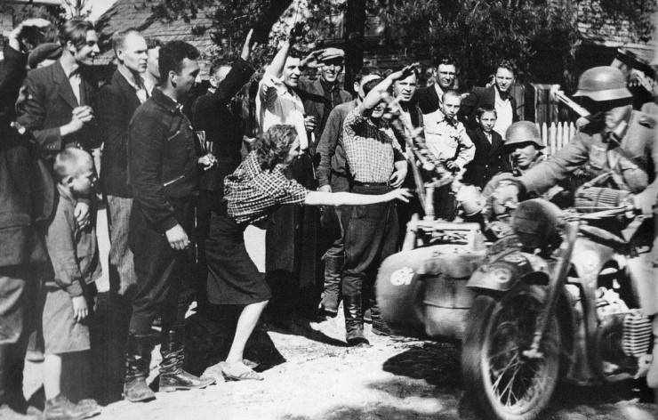 1941년 나치독일군을 환영하는 우크라이나 주민들 | 인스티즈