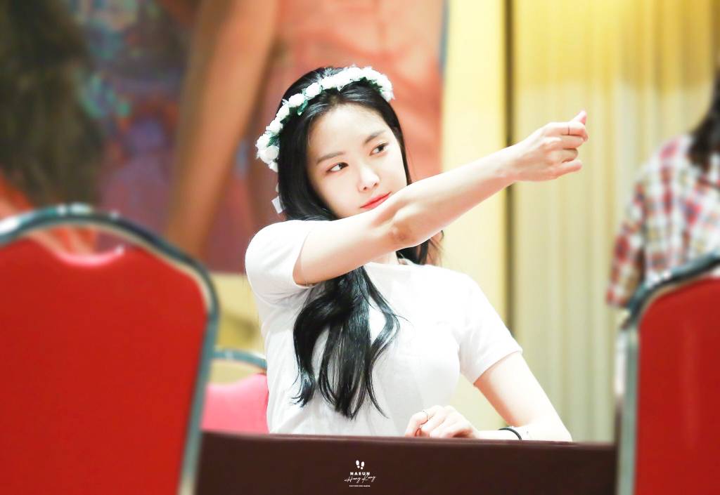 [에이핑크] 갑자기 맘스터치가 땡겨서 나은이 | 인스티즈