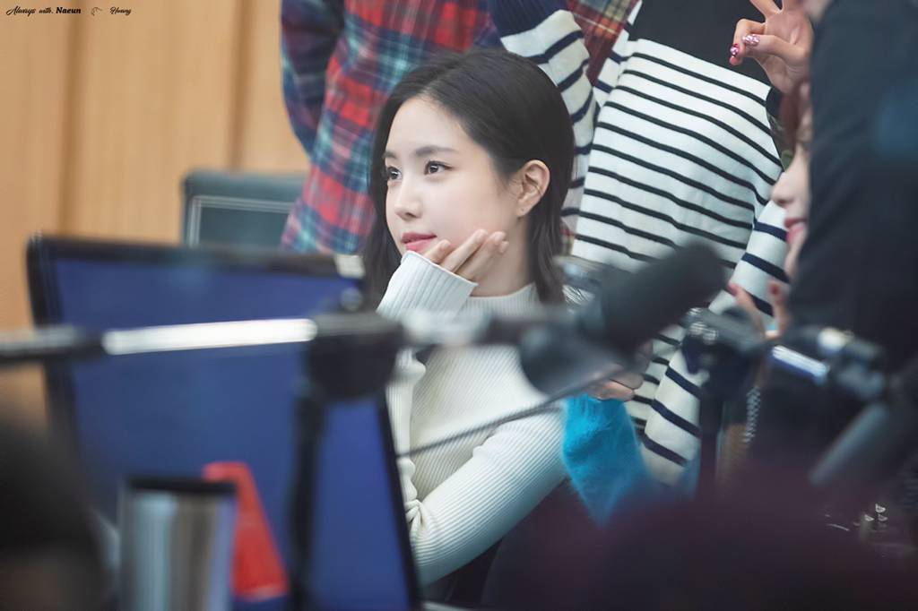 [에이핑크] 맘스터치는 역시 딥치즈버거라서 나은이 | 인스티즈