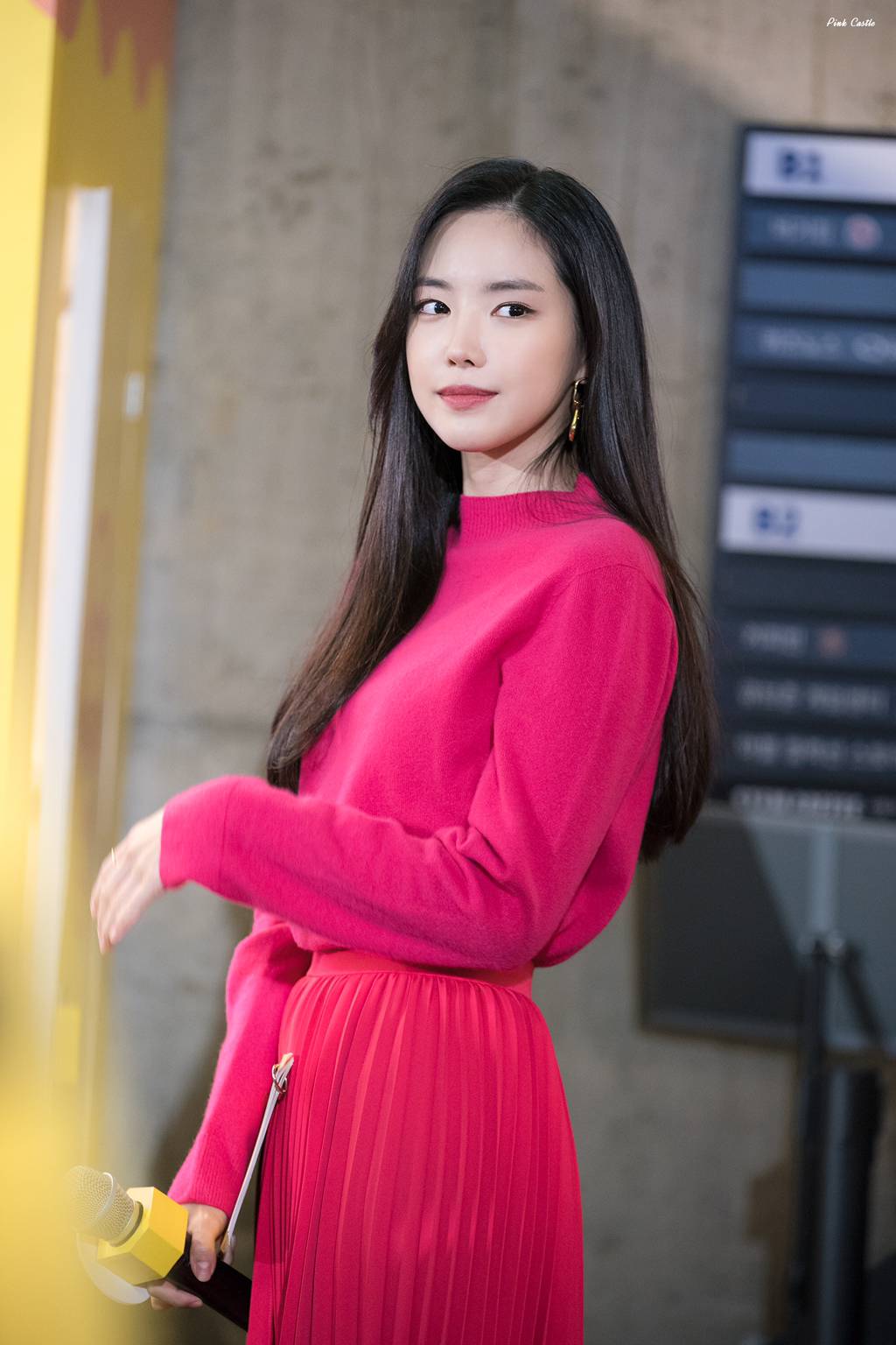 [에이핑크] 맘스터치는 역시 딥치즈버거라서 나은이 | 인스티즈