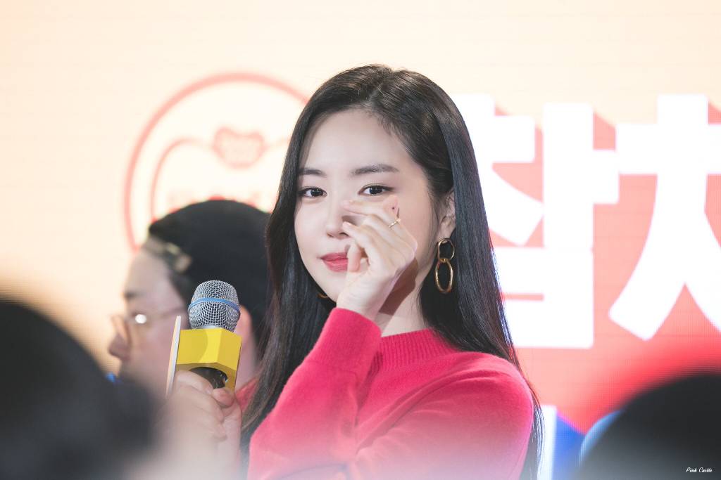 [에이핑크] 맘스터치는 역시 딥치즈버거라서 나은이 | 인스티즈