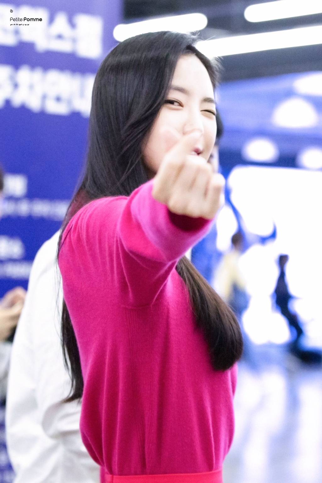 [에이핑크] 맘스터치는 역시 딥치즈버거라서 나은이 | 인스티즈