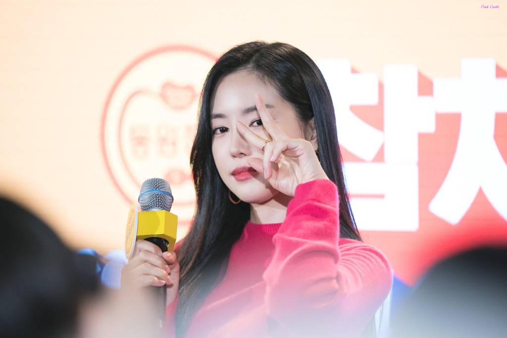 [에이핑크] 맘스터치는 역시 딥치즈버거라서 나은이 | 인스티즈