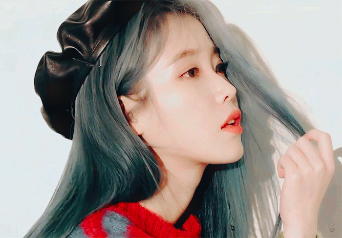 2020시즌그리팅 촬영하는 아이유.gif | 인스티즈