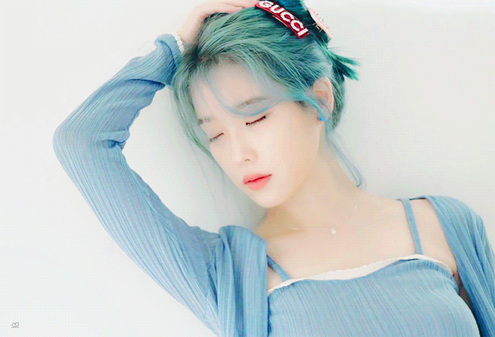 2020시그 촬영하는 아이유.gif | 인스티즈