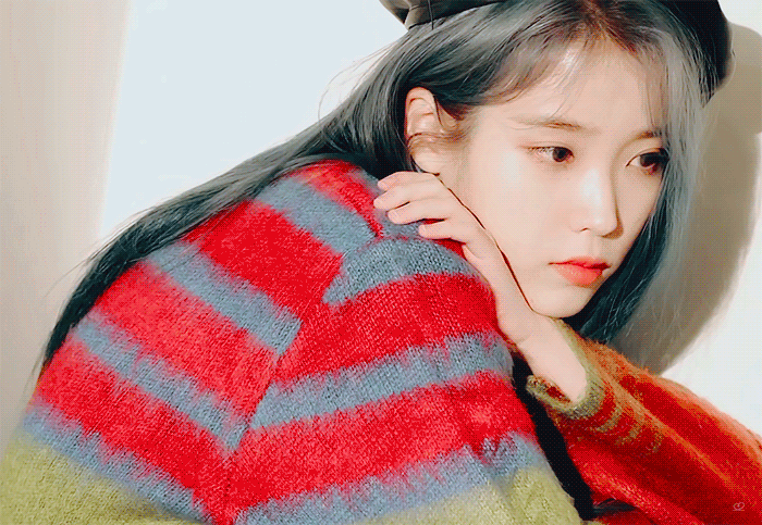 2020시즌그리팅 촬영하는 아이유.gif | 인스티즈