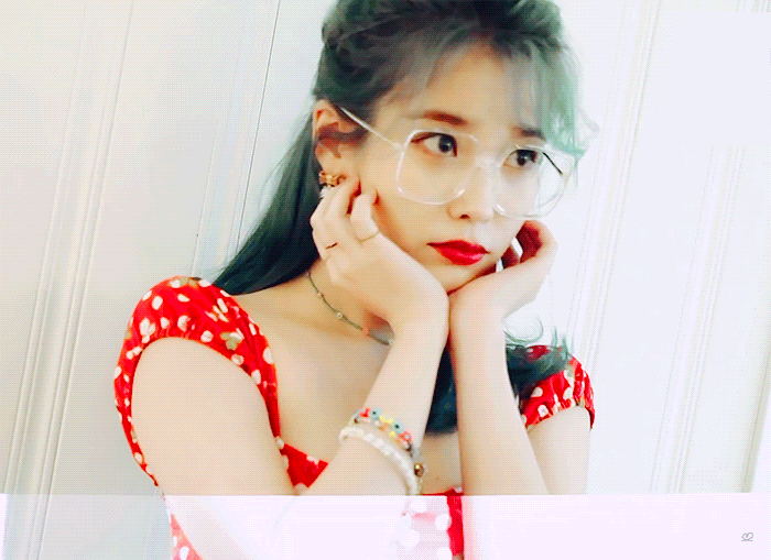 2020시즌그리팅 촬영하는 아이유.gif | 인스티즈