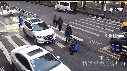 교통사고 낸 운전자한테 개빡친 아이.gif | 인스티즈