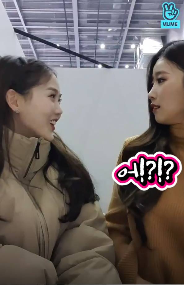 오마이걸 효정 : 야 이미주 너 왜 자꾸 내 머리 따라하니?? .jpg | 인스티즈