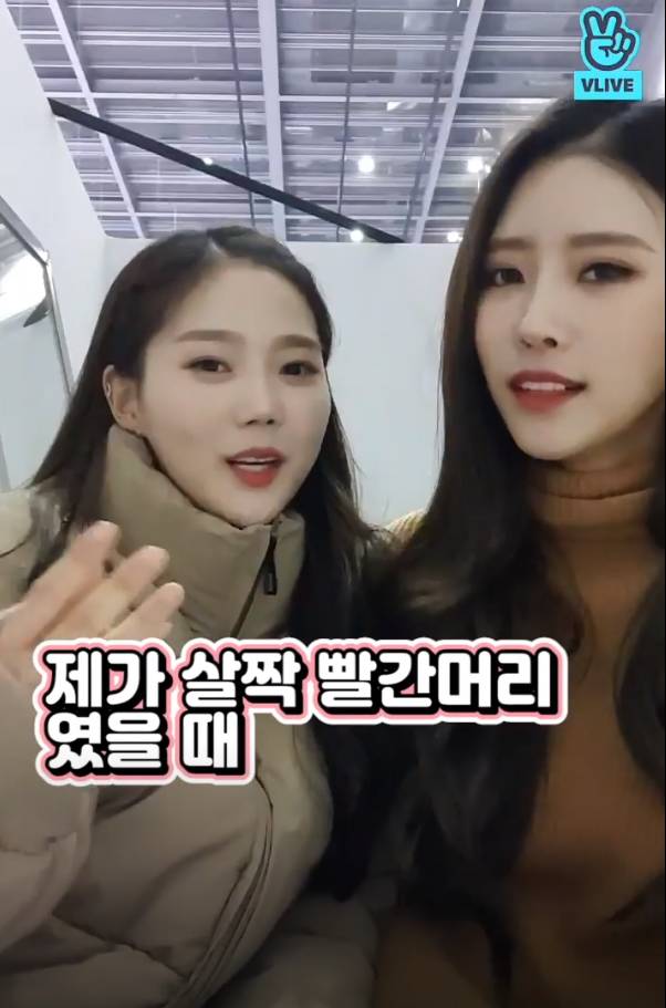 오마이걸 효정 : 야 이미주 너 왜 자꾸 내 머리 따라하니?? .jpg | 인스티즈